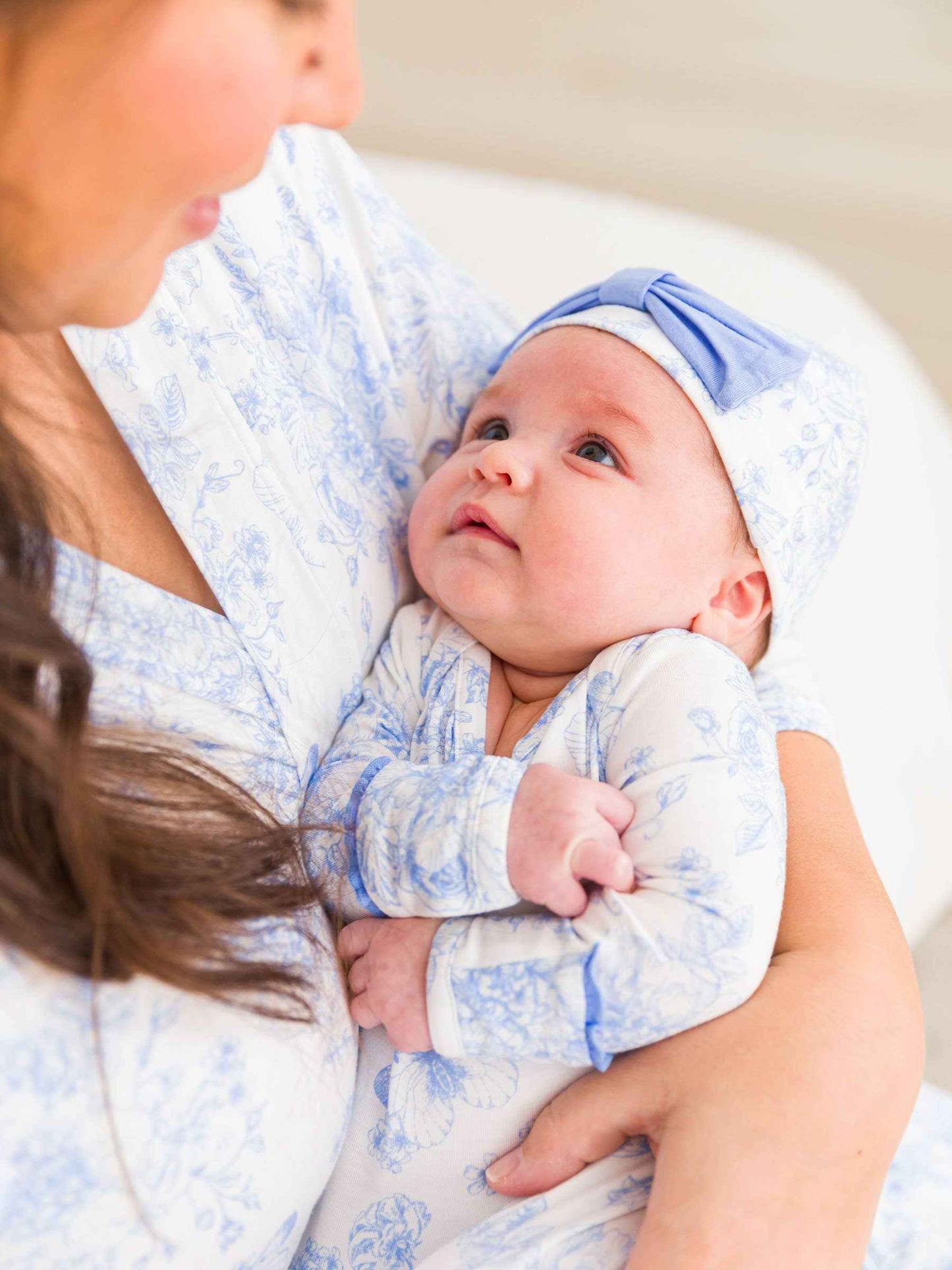 SoftSnooze™ Baby Girls Bamboo Viscose Periwinkle Butterfly Garden Ruffle Knotted Sleep Gown & Bow Hat Set: Blue / Newborn-3m