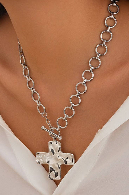 JOSSLYN de wall to wall - COLLAR DE CRUZ MARTILLATEADA CON CIERRE FRONTAL | 40NK9474