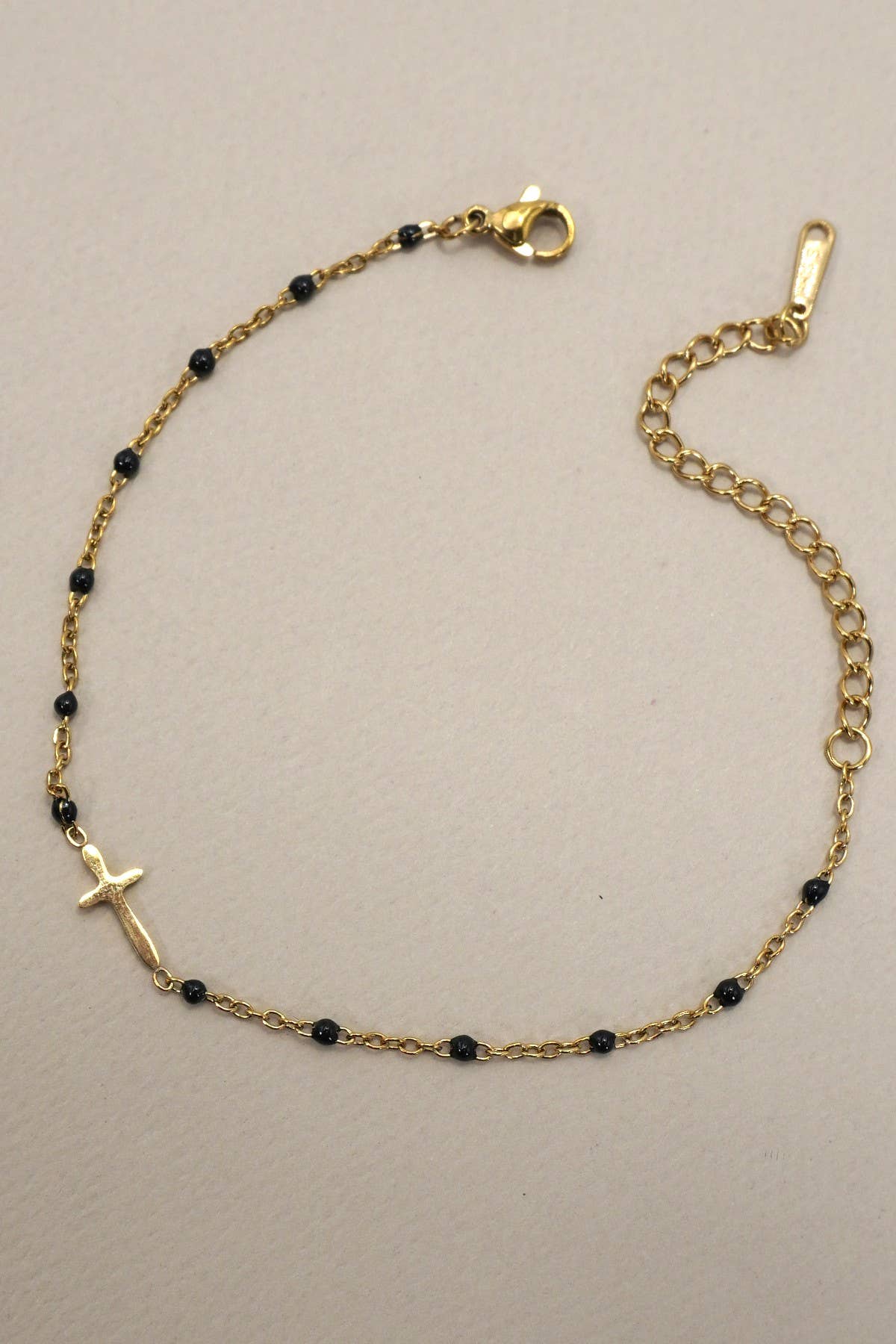 JOSSLYN de wall to wall - PULSERA CON CRUZ DE ACERO INOXIDABLE DE 18 QUILATES SIN DESLUSTRACIÓN | 40B5176