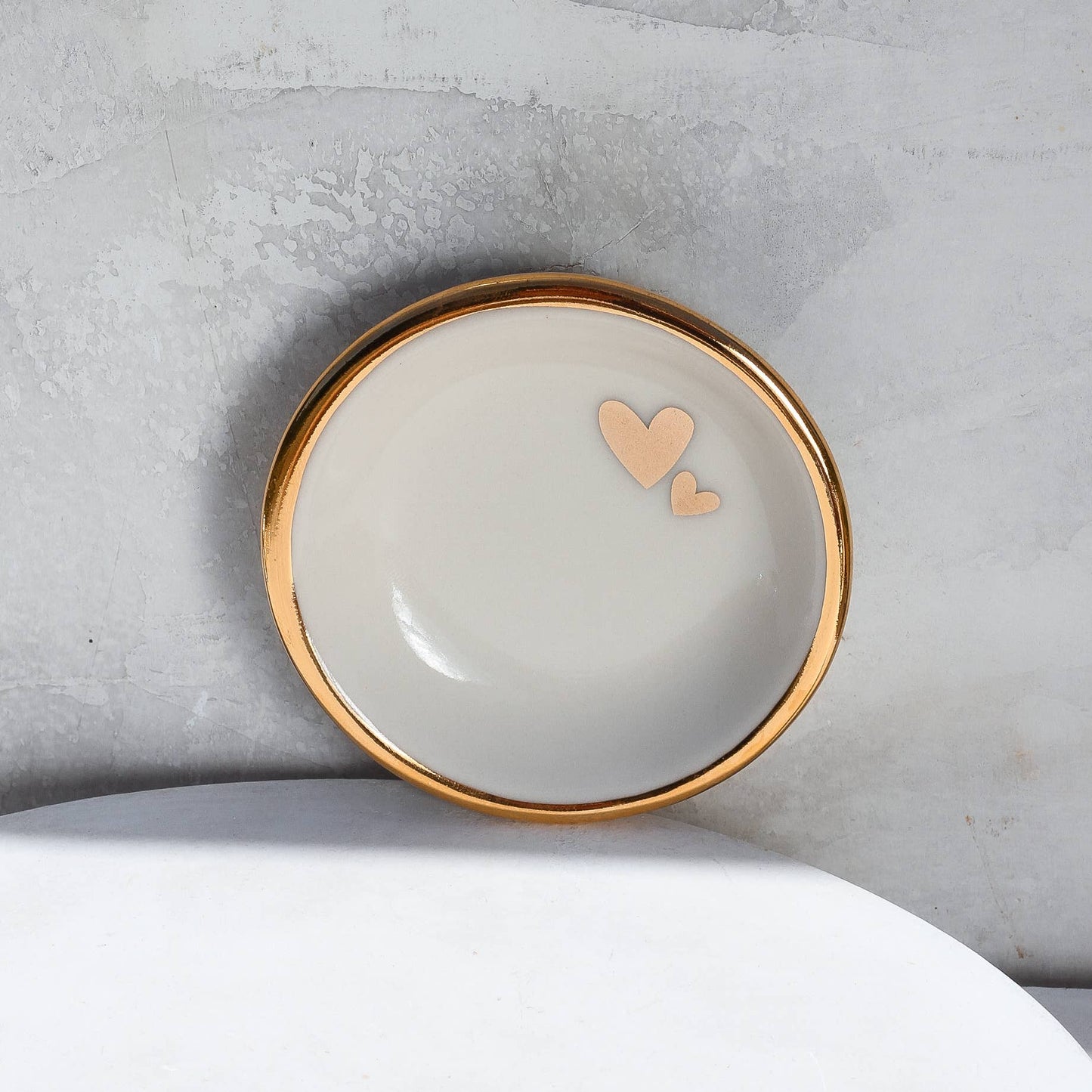 Cerámica Apricity - Plato para anillos con doble corazón | Cerámica hecha a mano con oro
