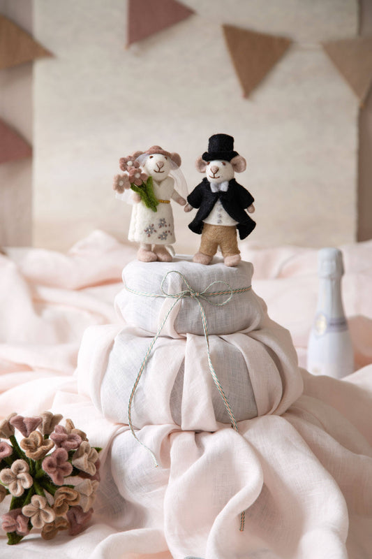 Gry and Sif - Small White Mouse - Bride