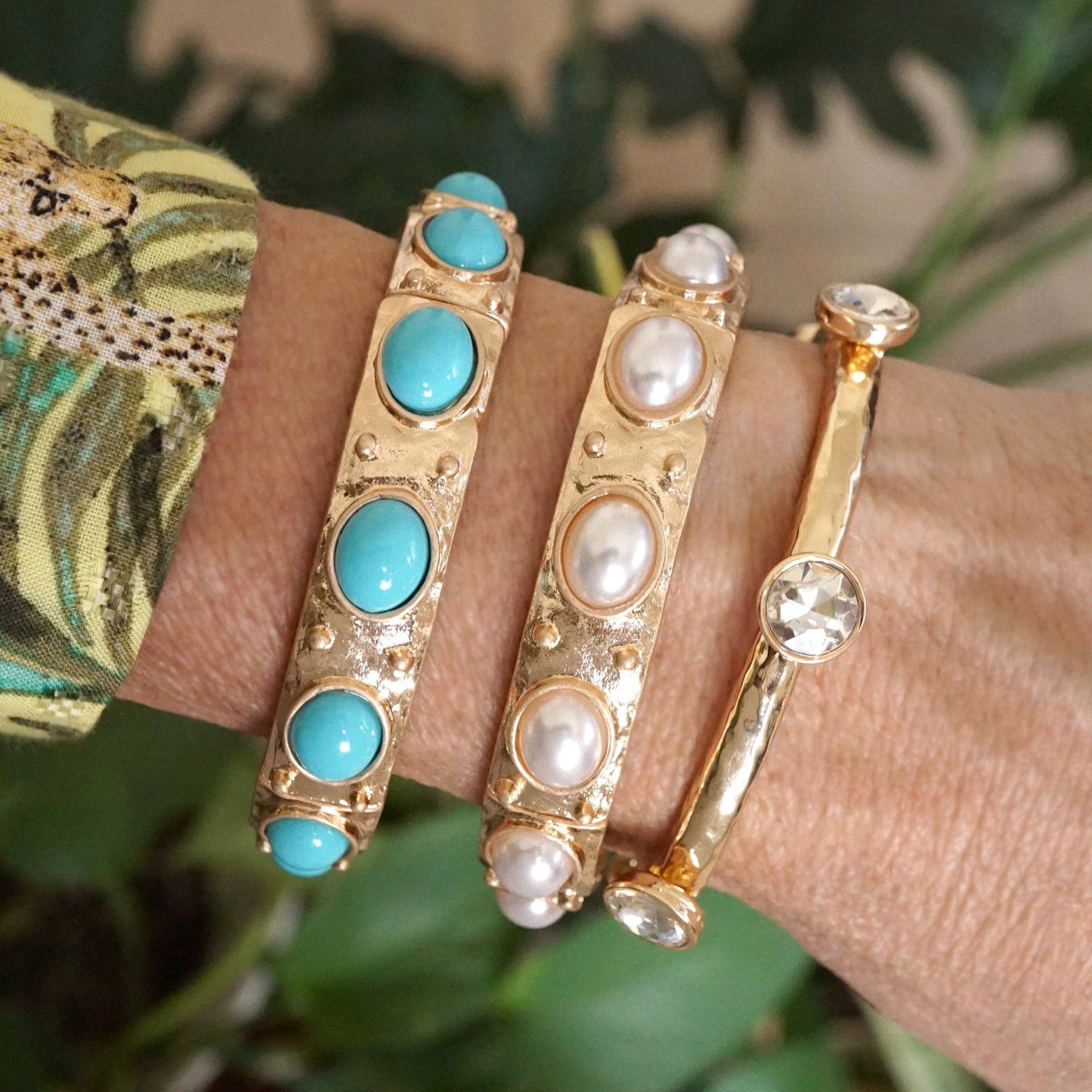 Brazalete de cristales transparentes brillantes en tono dorado o plateado.