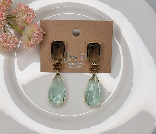 HANDMADE SEMI PRECIOUS STONES DANGLE EARRINGS.