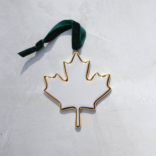 Cerámica Apricity - Adorno de porcelana con forma de hoja de arce canadiense hecho a mano con oro de 22 quilates