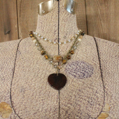 Collar de corazón de piedra marrón con triple capa de amor