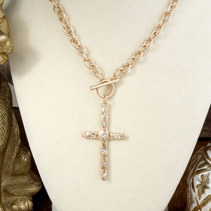 Simplicidad Divina – Collar con Cruz Martillada y Cierre Frontal