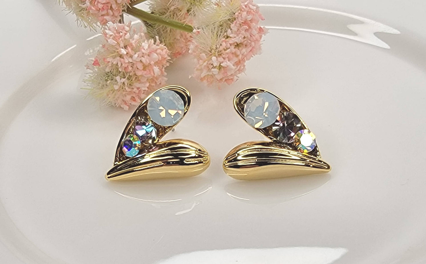 MULTI COLOR STONE HEART SHAPE POST EARRINGS.