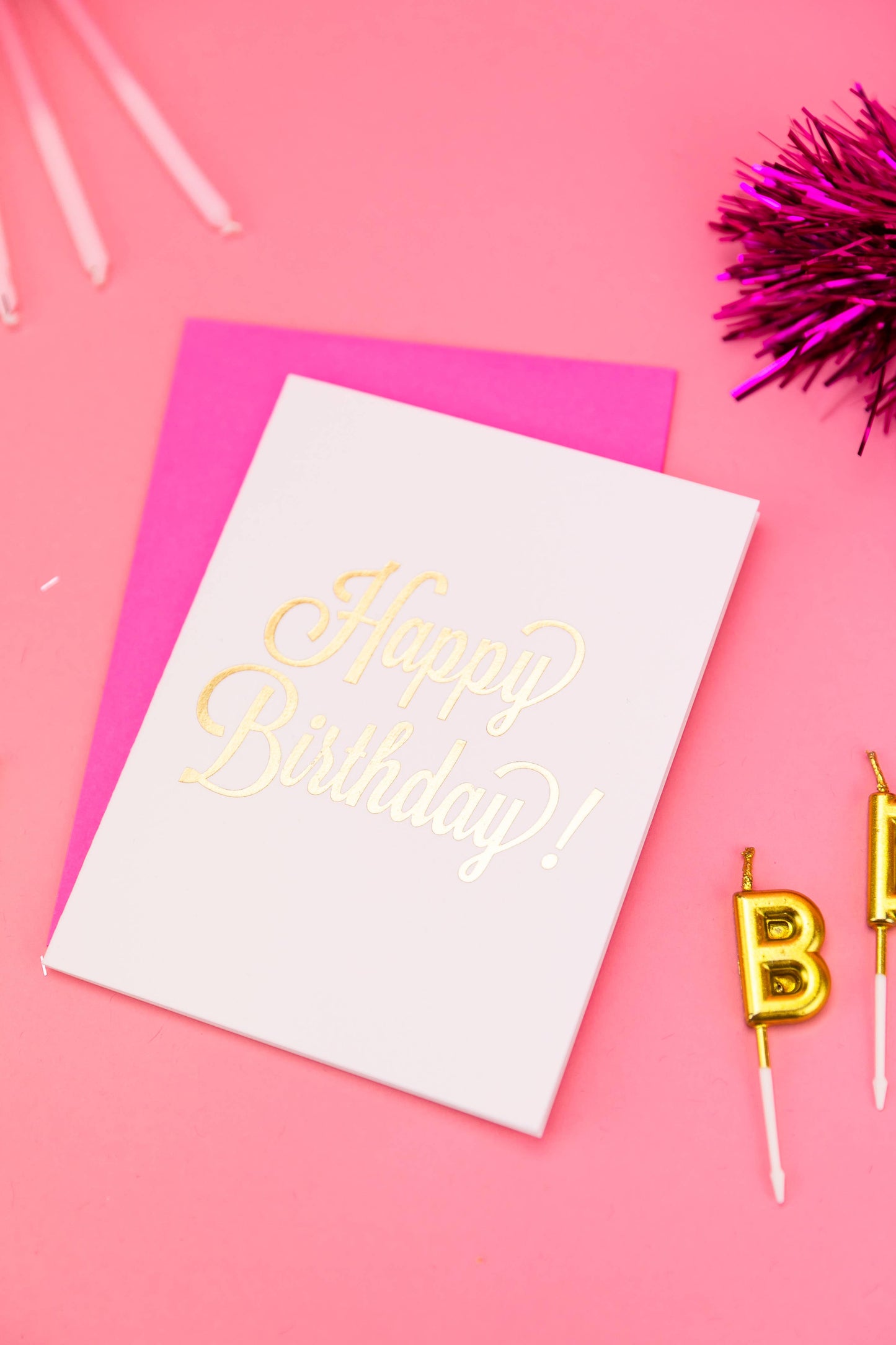 Tarjeta tipográfica con texto "Feliz cumpleaños" - Impresión en lámina dorada