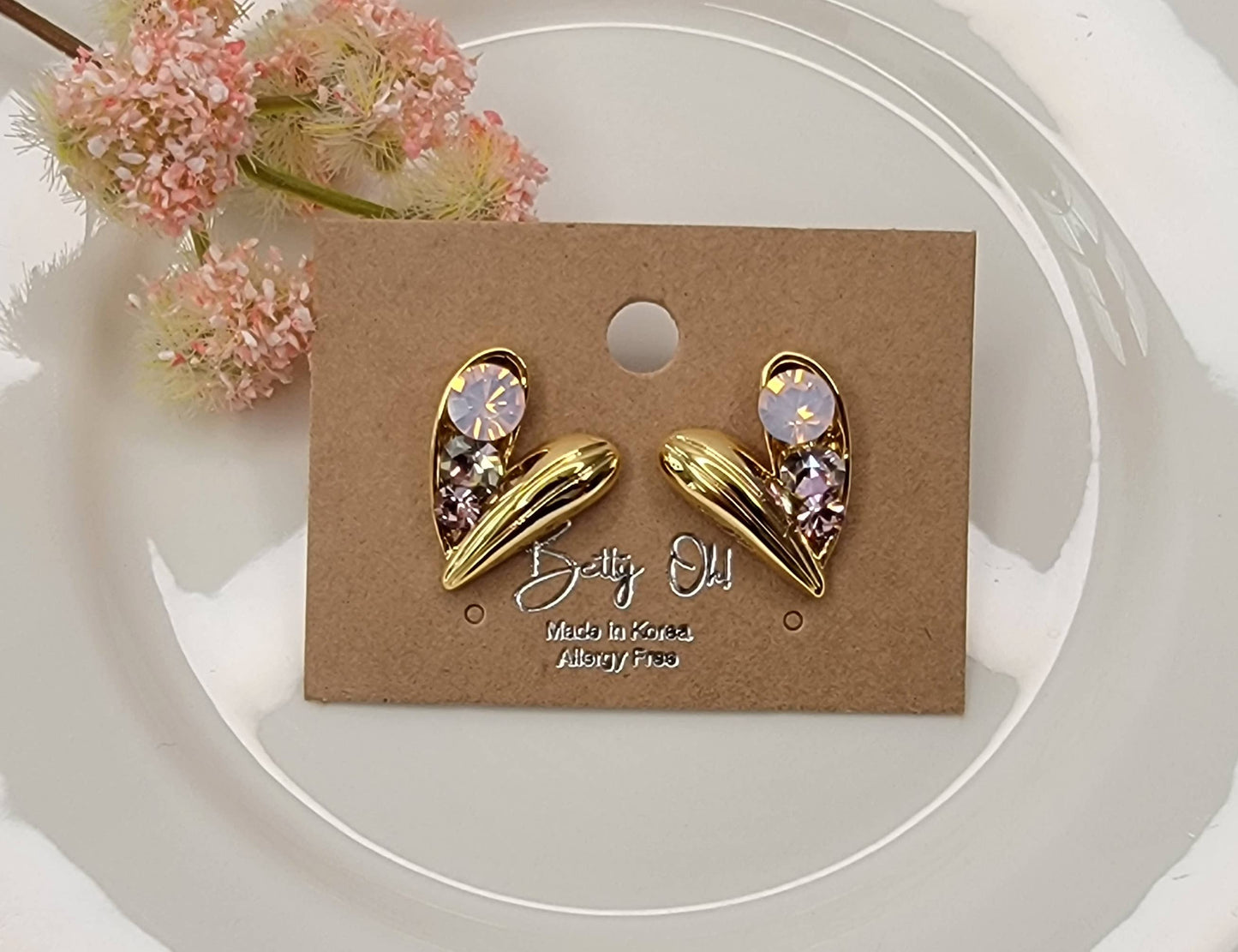 MULTI COLOR STONE HEART SHAPE POST EARRINGS.