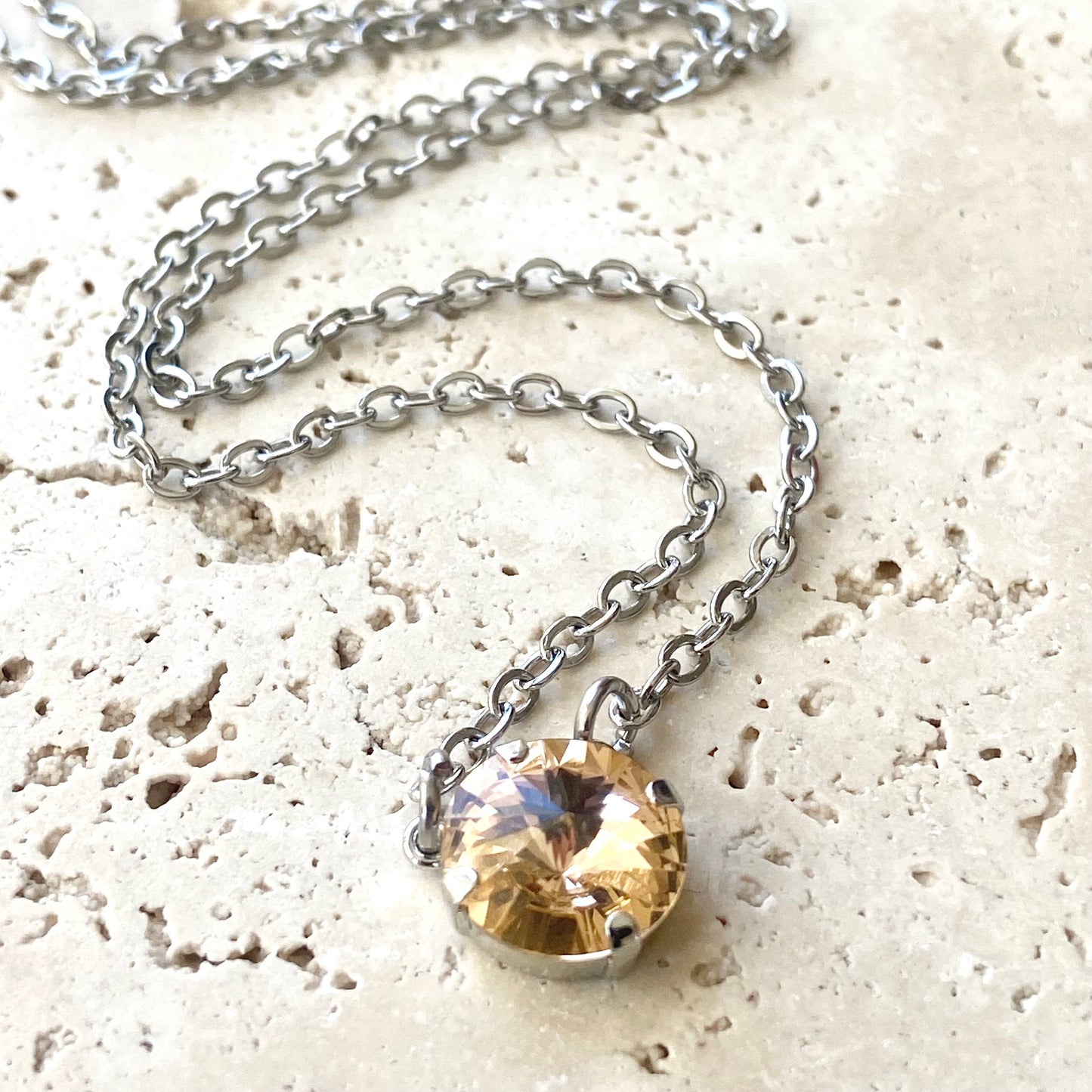 Collar con cristales Swarovski color melocotón claro.