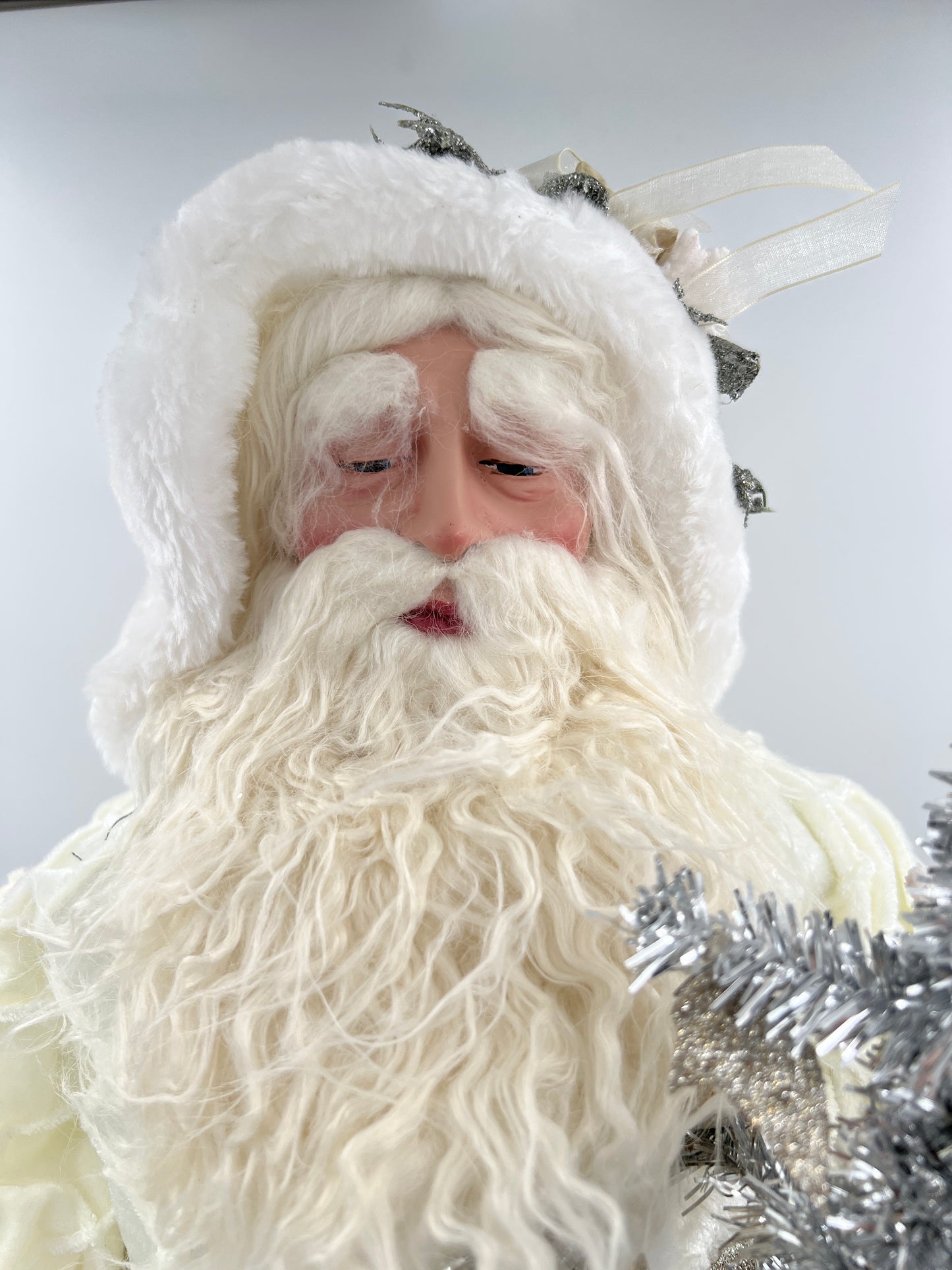 Papá Noel con bata blanca sosteniendo corona y cascabeles - 36"