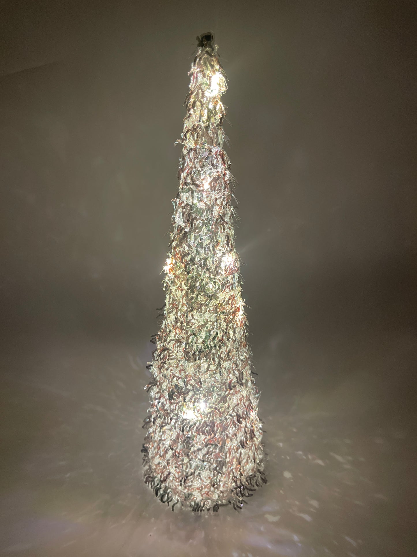 Árbol de Navidad de oropel blanco y plateado con luces LED de 20"