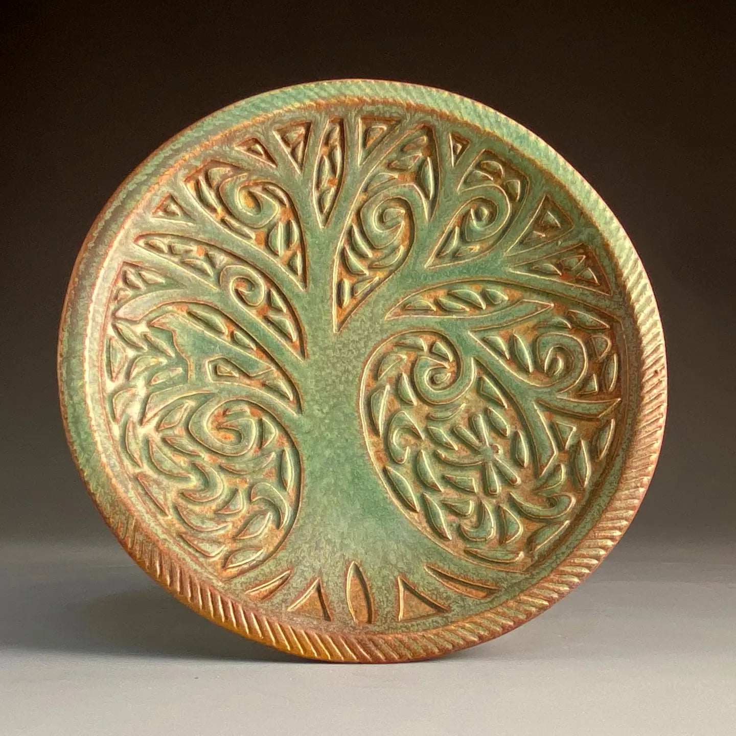 Plato decorativo de arcilla con forma de árbol - Verde