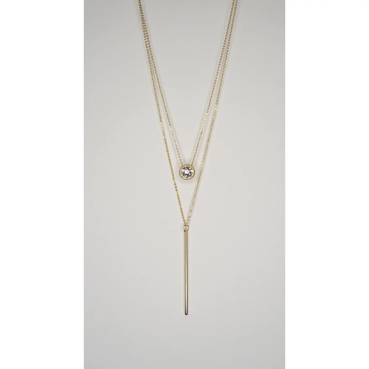 Collar de doble capa con colgante de circonita cúbica.