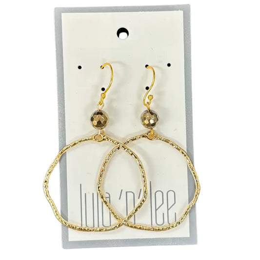 Anillo martillado bañado en oro y pendientes de pirita.