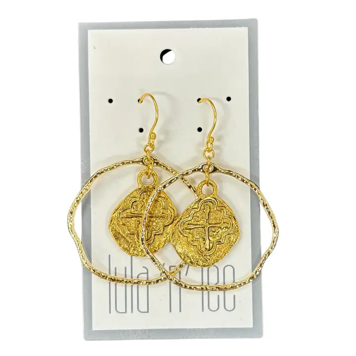 Anillo martillado bañado en oro con pendientes de réplica de moneda de peltre dorado.