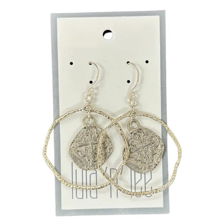 Anillo martillado bañado en plata con pendientes de réplica de moneda de peltre plateado.