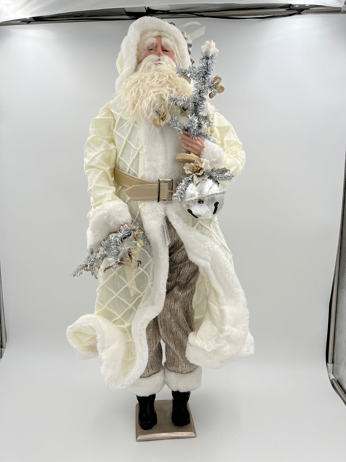 Papá Noel con bata blanca sosteniendo corona y cascabeles - 36"
