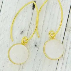 Pendientes marquesa con drusa y bisel de oro - Blanco arcoíris