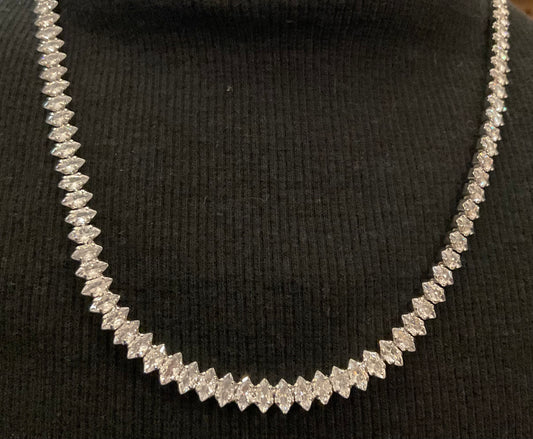 Collar con cadena de plata y circonita cúbica en forma de marquesa.