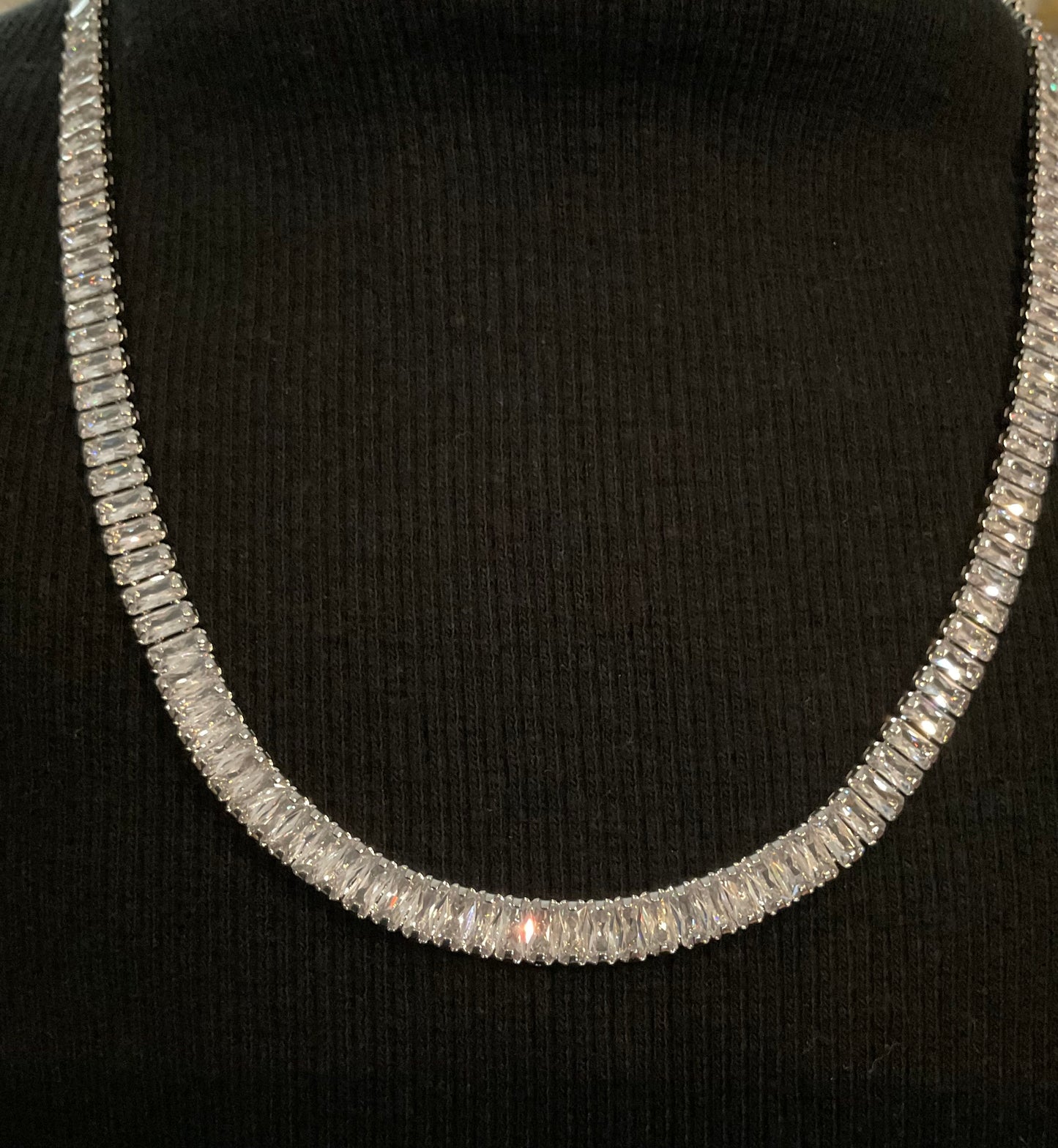 Collar con cadena y circonita cúbica rectangular plateada.