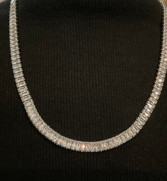 Collar con cadena y circonita cúbica rectangular plateada.