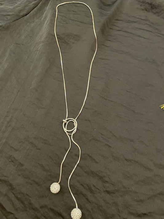 Collar con dije de pedrería y deslizador plateado