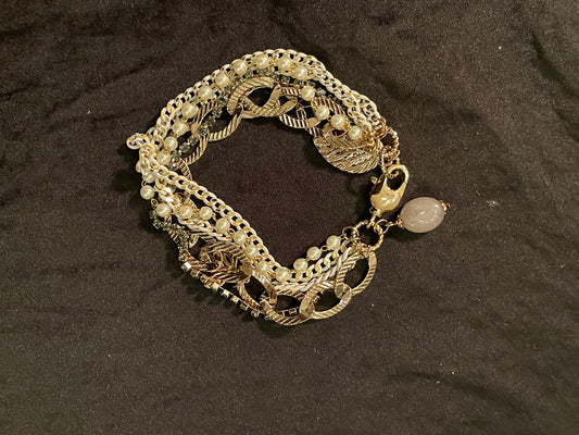 Pulsera hecha a mano con perlas de imitación.