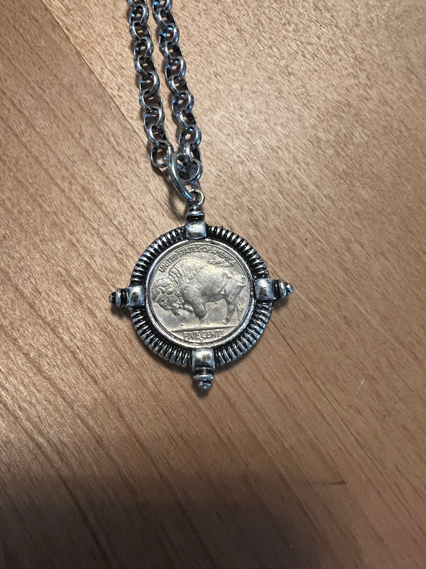 Collar con moneda de búfalo V