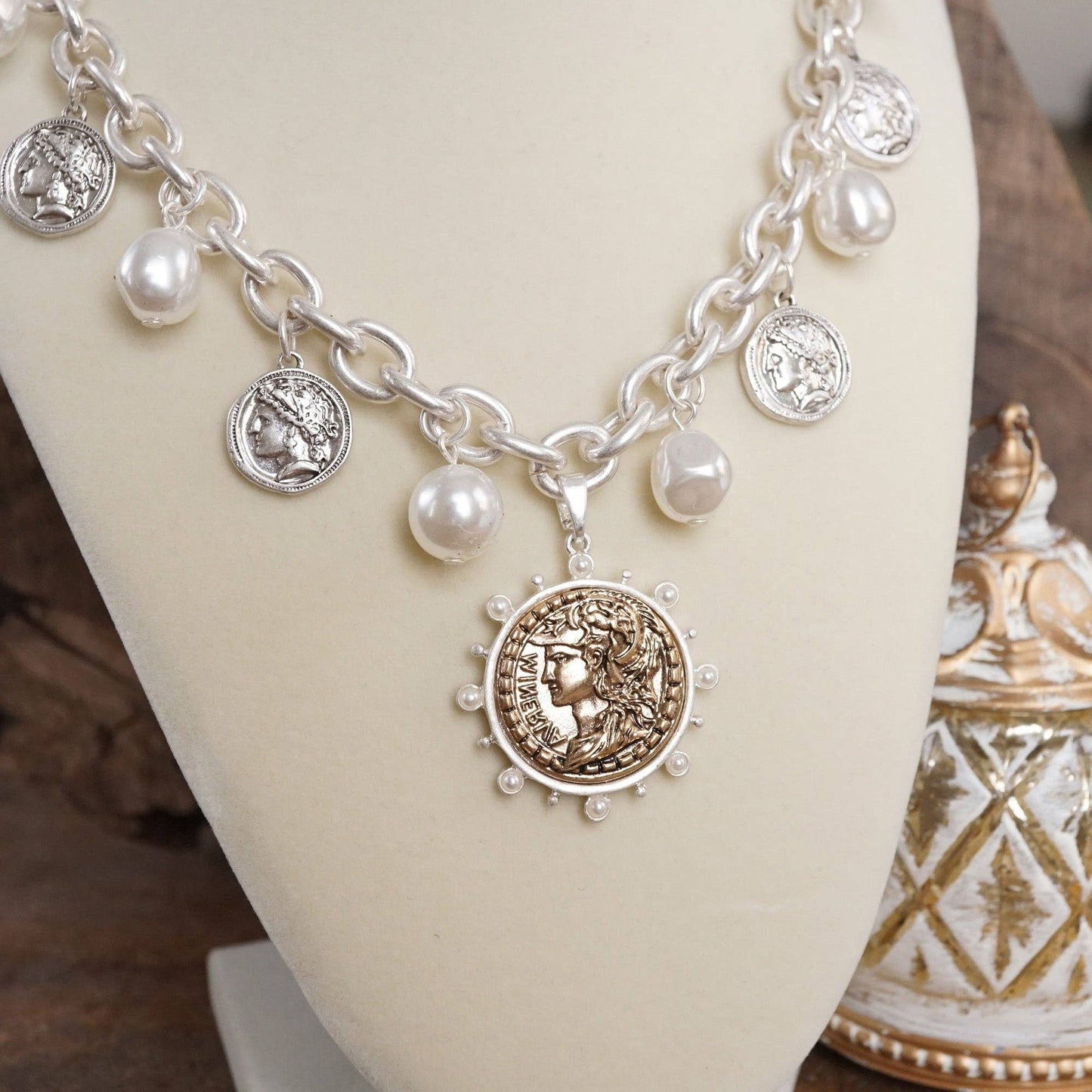 Collar bohemio con dijes de monedas y perlas en tonos dorados y plateados