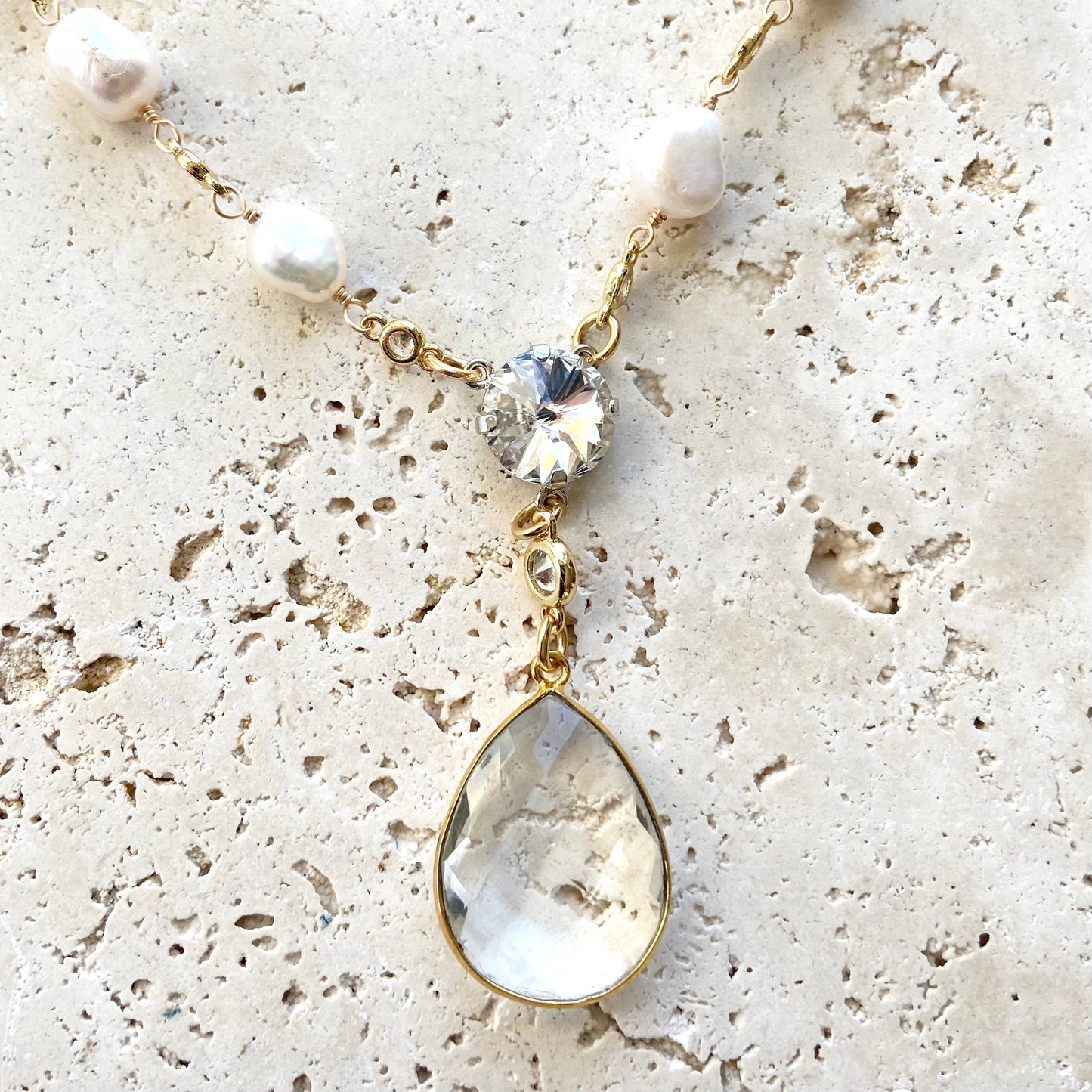 Pearl necklace with crystal quartz pendant gold