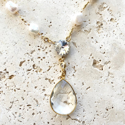 Pearl necklace with crystal quartz pendant gold