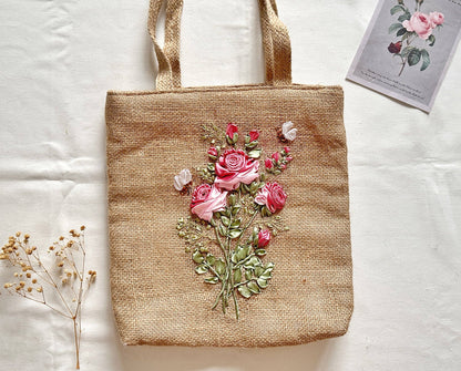 Bolsa de yute con rosas bordadas con cinta
