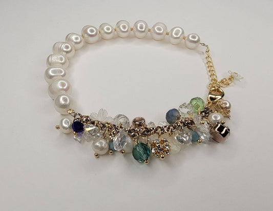 Pulseras hechas a mano con perlas de agua dulce.