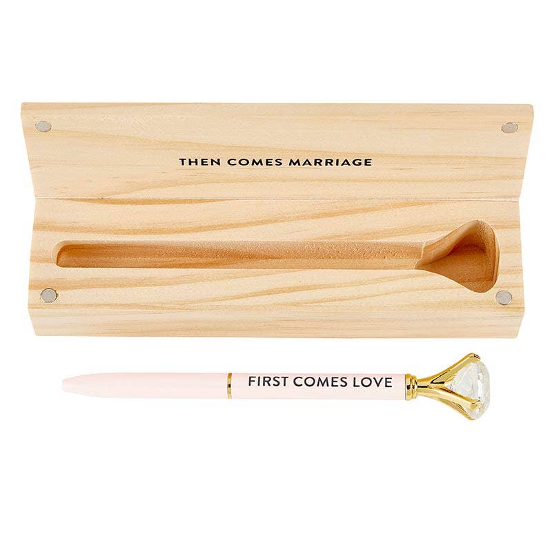 Estudio de diseño de Santa Bárbara de Creative Brands - Caja de madera con bolígrafo de gemas - First Comes Love