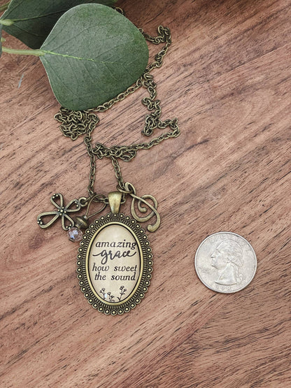 Ivy Barn Designs - Collar con himno "Gracia Asombrosa" (Joyería cristiana)