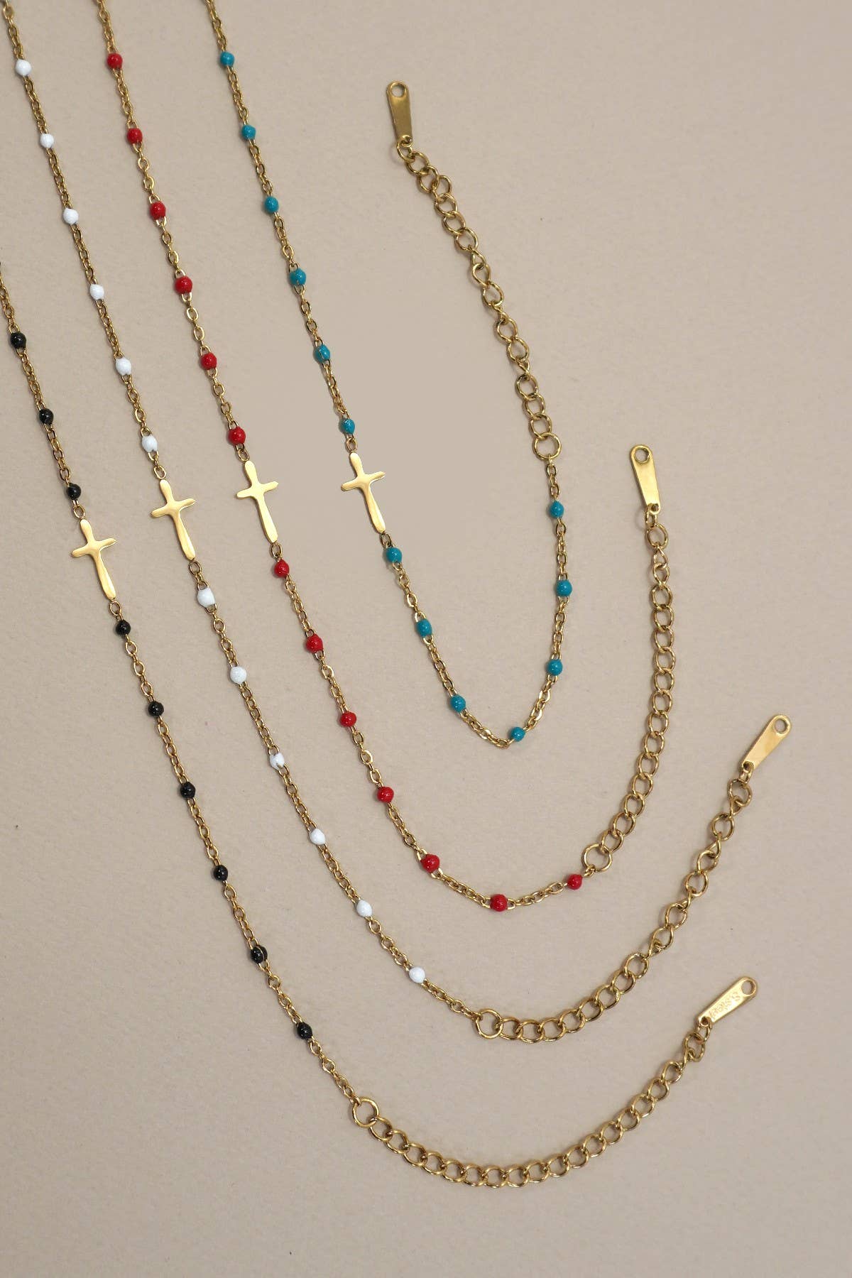 JOSSLYN de wall to wall - PULSERA CON CRUZ DE ACERO INOXIDABLE DE 18 QUILATES SIN DESLUSTRACIÓN | 40B5176