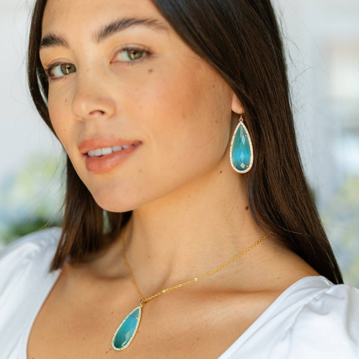 Long Shimmer Stone Pendant Necklace