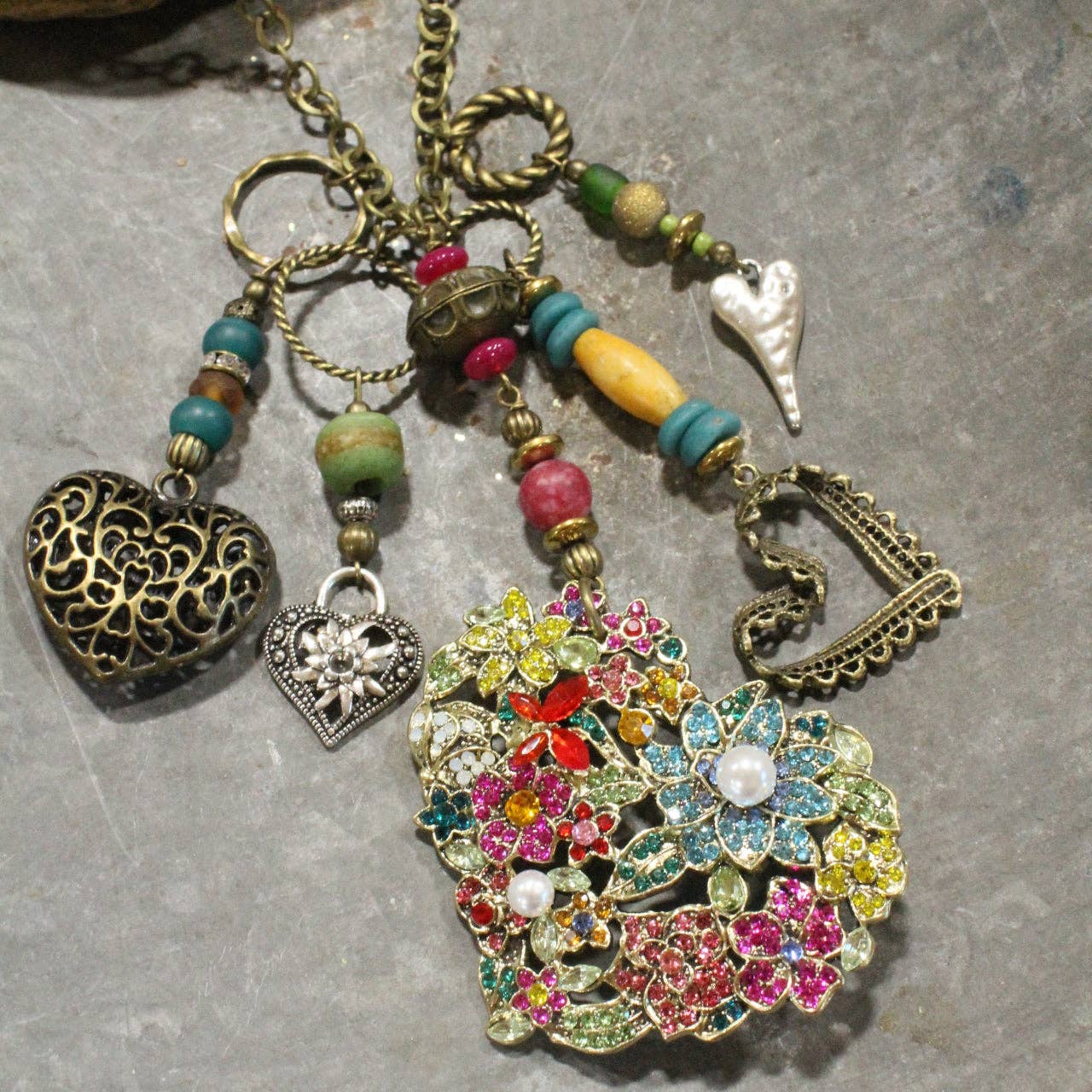 Collar con dijes de corazón de metal mixto, divertido y caprichoso