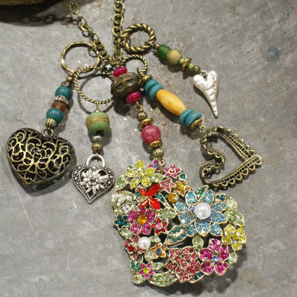 Collar con dijes de corazón de metal mixto, divertido y caprichoso