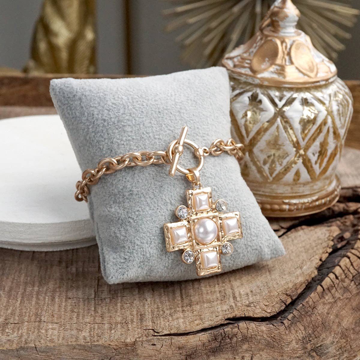 Divine Gleam – Pulsera de cruz martillada con perlas y cristales