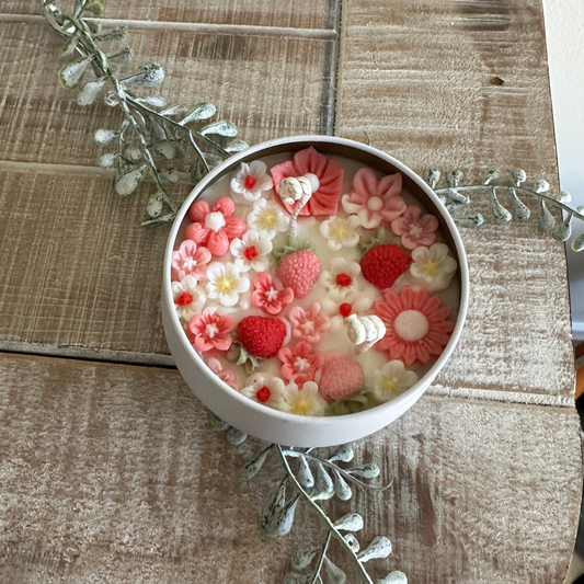 Strawberries and Daisies Tin Candle