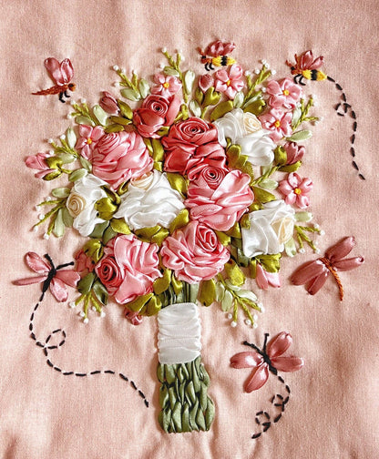 Bolsa de lino rosa con cinta bordada con ramo de flores