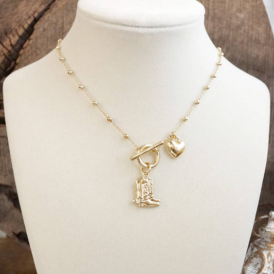 Dije de vaquera: delicado collar con botas y corazón en oro