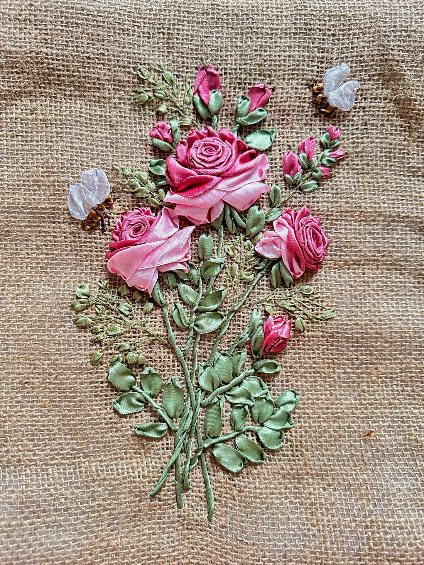Bolsa de yute con rosas bordadas con cinta