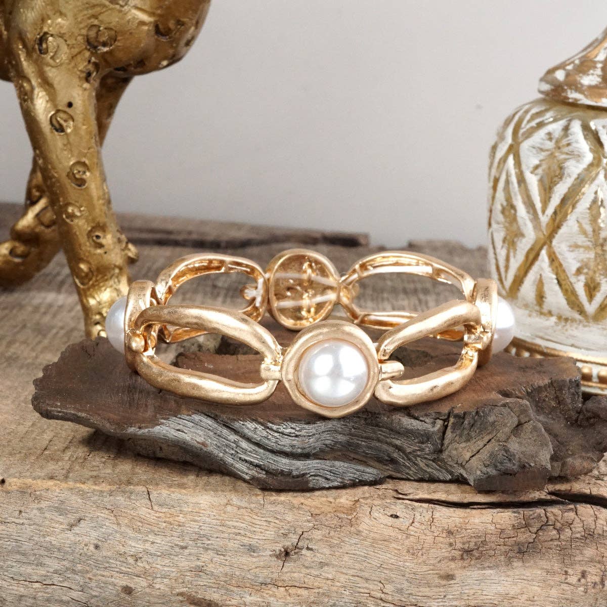 Luminous Muse – Brazalete elástico con perlas en oro desgastado