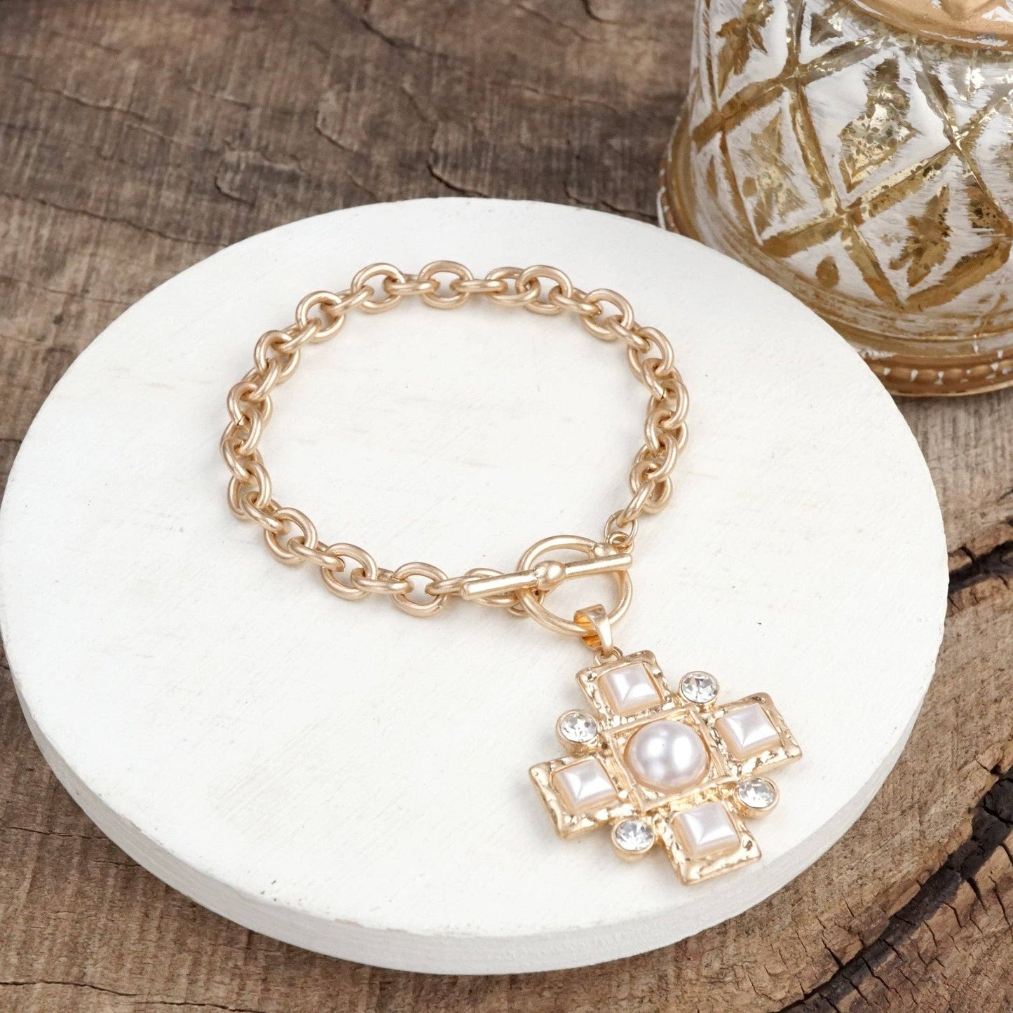 Divine Gleam – Pulsera de cruz martillada con perlas y cristales