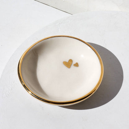 Cerámica Apricity - Plato para anillos con doble corazón | Cerámica hecha a mano con oro