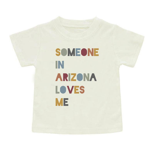 Camiseta de regalo para niños "Alguien en Arizona me ama" de Arizona