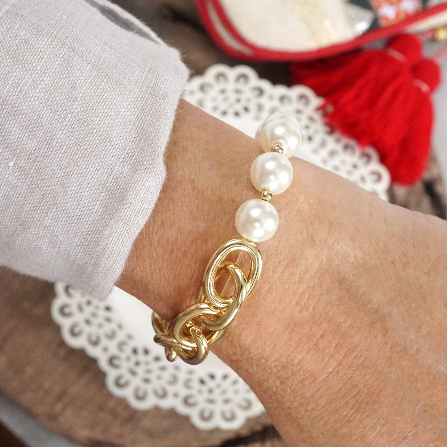 Pulsera de cadena dorada y perlas grandes